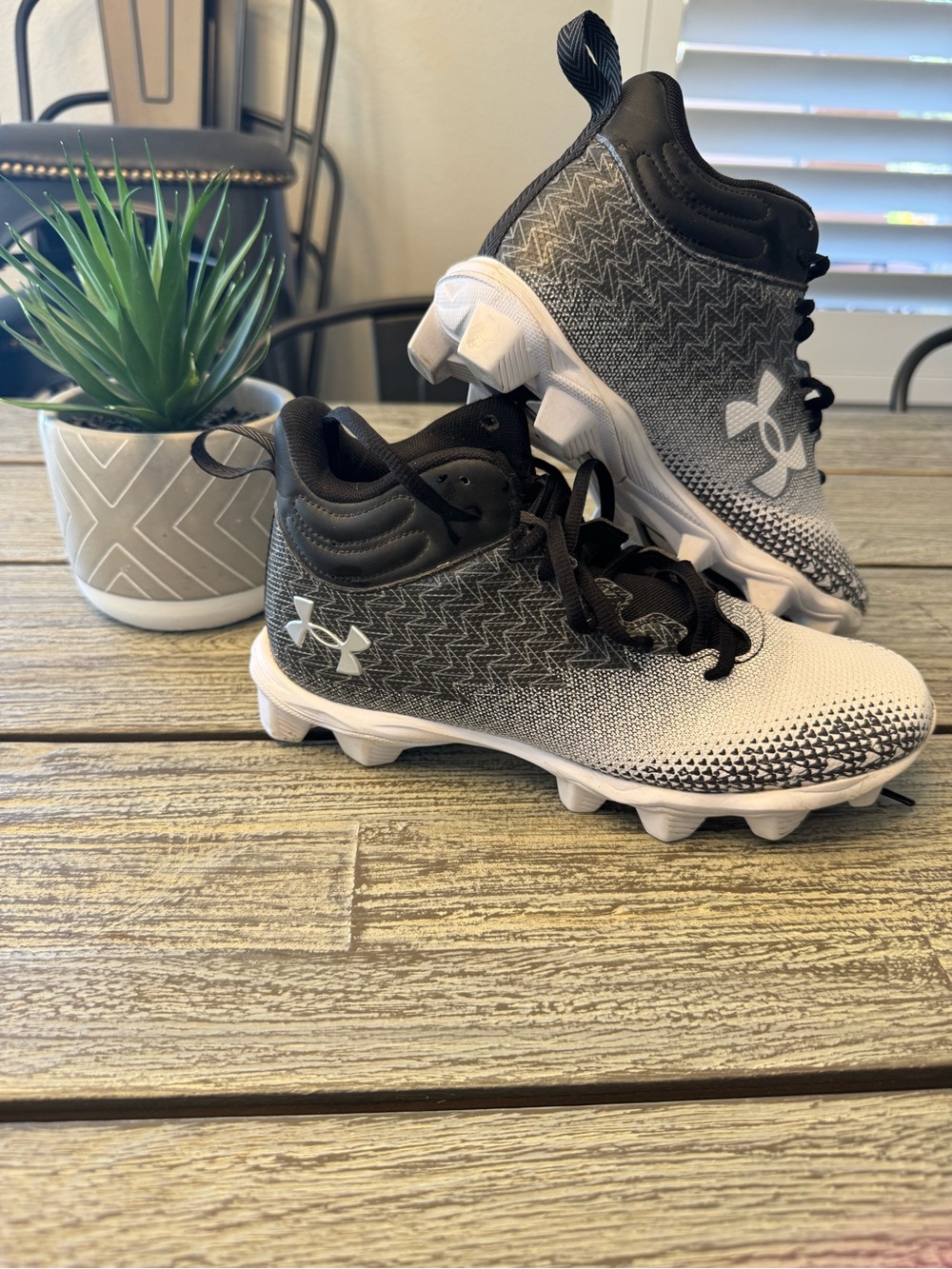 Immaculate Under Armour Kids Black and White Gradient Football Cleats, Sz 6.5